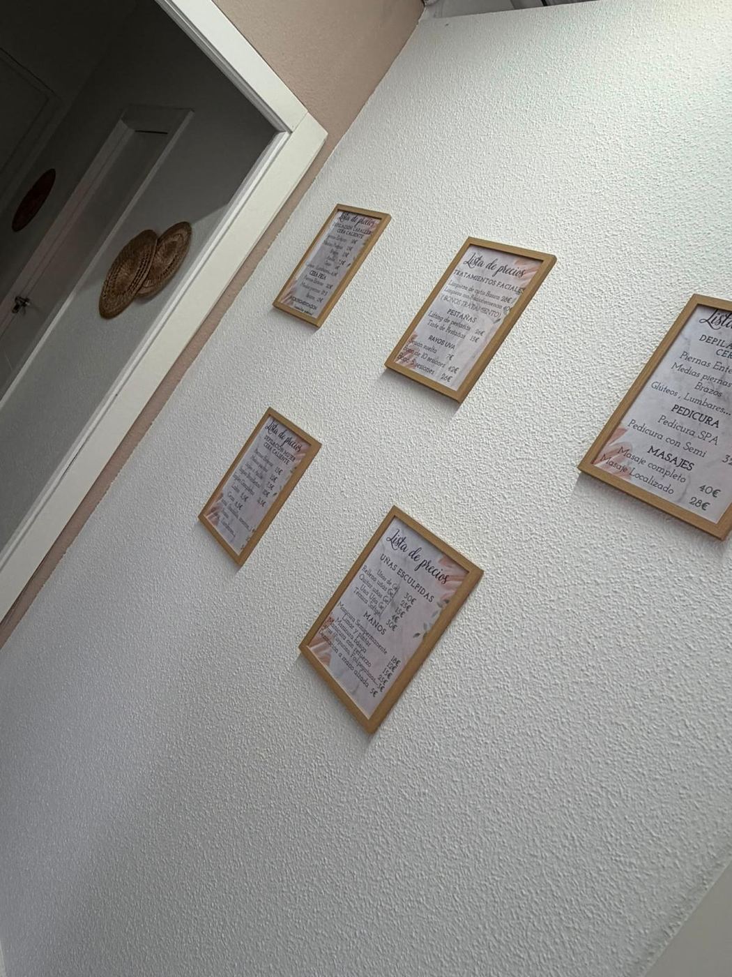 Listas de precios enmarcadas en la pared del centro
